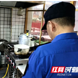 联合排查餐饮油烟隐患 守护辖区清新宜居环境