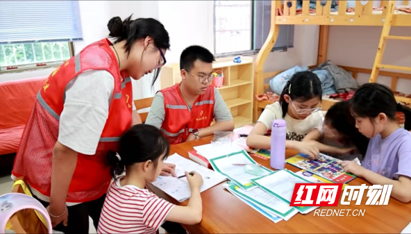 南京航空航天大学志愿者开展托管助学.jpg 南京航空航天大学志愿者开展托管助学.jpg