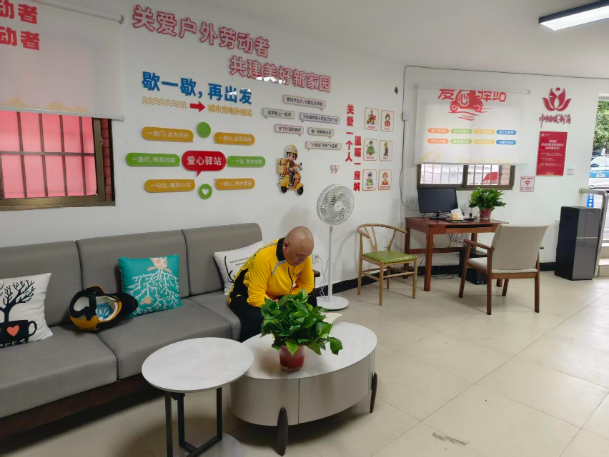 雨湖区建设社区爱心驿站为户外劳动者打造“城市歇脚点”