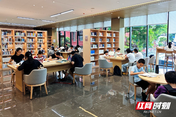 湘潭市图书馆公共数智阅读空间成为学子“静读充电”新地标
