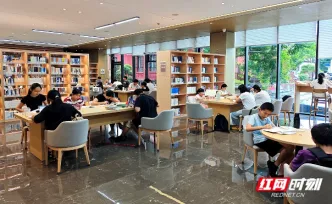 湘潭市图书馆公共数智阅读空间成为学子“静读充电”新地标