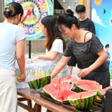 星城热浪翻涌，但托溪社区的冰柜里，永远续着“温柔”