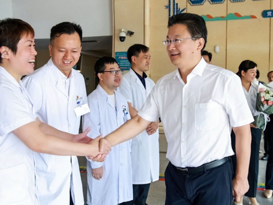 永州丨陈爱林、杨洪峰走访慰问一线医务工作者