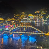 才赏奇峰又游古城 境外游客乐享跨区域联游