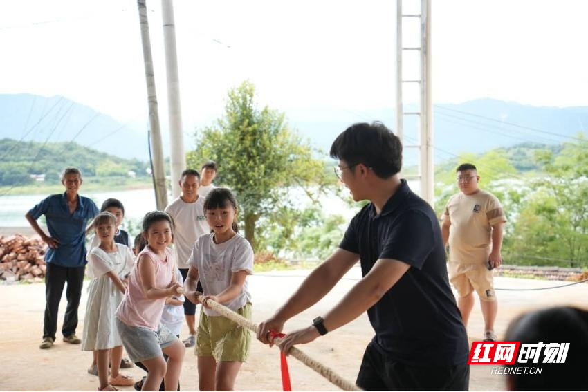 青少年们踊跃进行拔河比赛