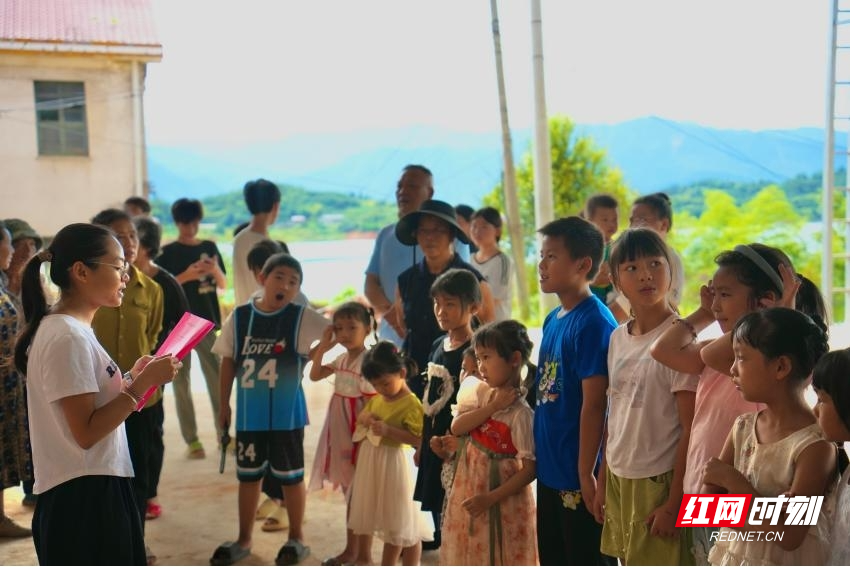 村民在欢声笑语中学习了知识也获得了奖品