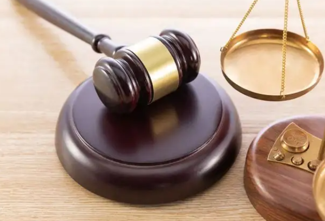 未支付车费的乘客因交通事故受伤，客运公司要赔偿吗？法院：承运人应对运输过程中旅客的伤亡承担赔偿责任，包括经承运人许可搭乘的无票旅客