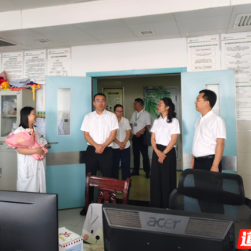 致敬医师节丨道县县领导赴中医医院慰问一线医务工作者