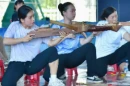 视频丨传统弩女子跪姿赛场直击：全场静音  只闻弩箭上靶之声