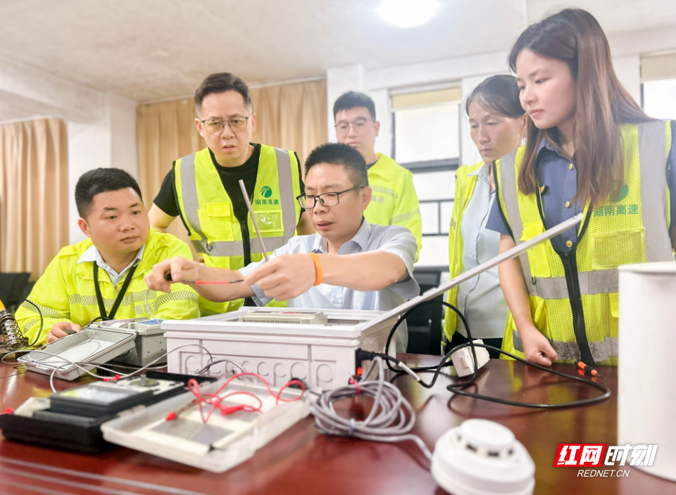 品牌创客营研发报警器.jpg 品牌创客营研发报警器.jpg