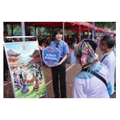 苗乡边边场,法治宣讲声正响——古丈县检察院走进坪坝镇“七月八”活动现场普法