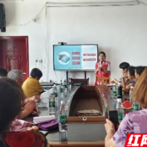 南华大学“银发康护”暑期志愿服务团入村共绘“健康画卷”