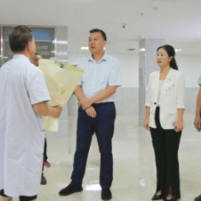 江永:李群辉、于思洋走访慰问一线医务工作者