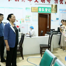 蓝山：邓群走访慰问一线医务工作者