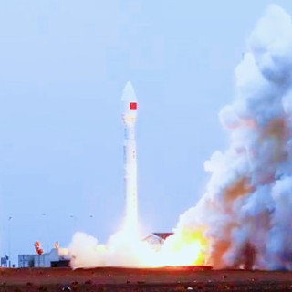 身边的北斗·双语丨造卫星也能像拼乐高？株洲这家工厂做到了
