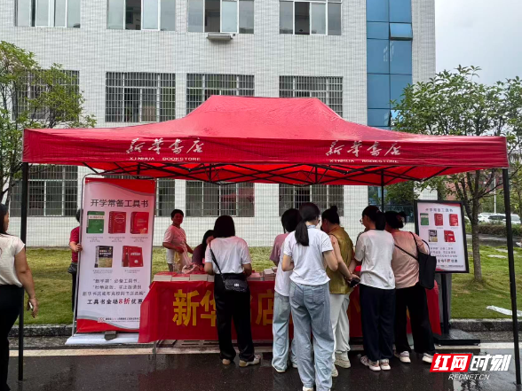 东安县新华书店为东安一中学生送上正版工具书