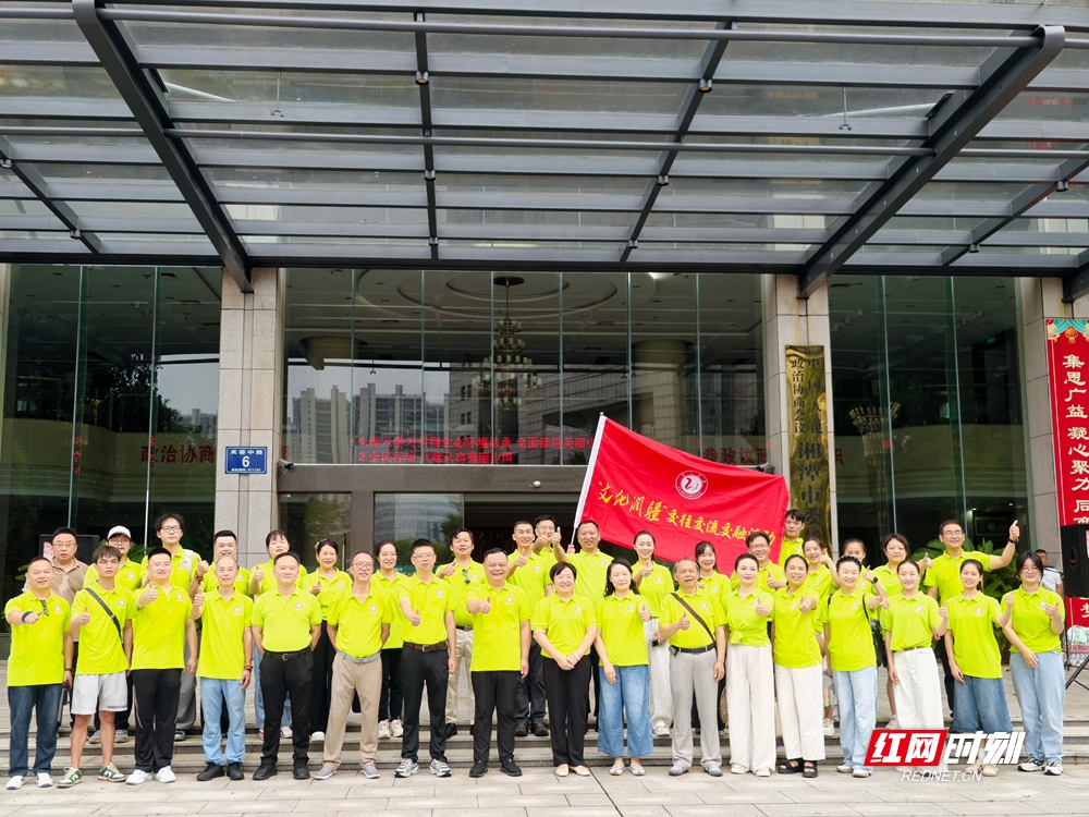 湘潭文艺“天团”携“文化润疆”大礼包奔赴吐鲁番