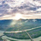 网络评论|铁轨通山海 民生列车跑出山区发展加速度