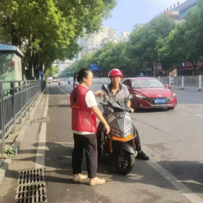 珠晖区葵花里社区:早高峰上路劝导 守护群众“头顶安全”