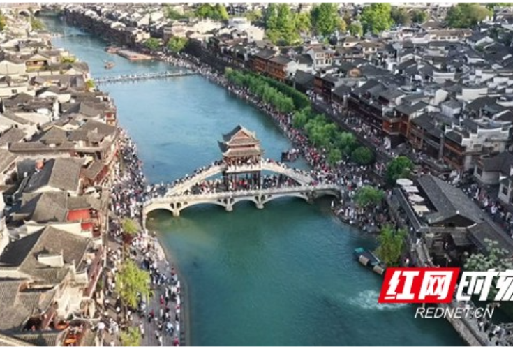 凤凰入选国家级精品自驾旅游公路体系 暑期自驾游客纷至沓来