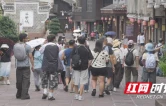 暑期临近尾声 凤凰古城旅游热度不减