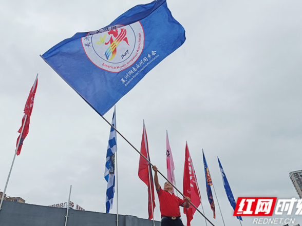 25小时跨越万里！美洲湖南永州同乡会会旗入驻永州市体育场应援湘超