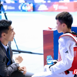 图集｜场边瞬间：俯身低语间，托举赛场每一份底气