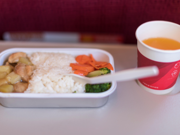 付费飞机餐走红，如何防止免费餐“缩水”？免费时代是否正在远去？