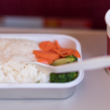 付费飞机餐走红,如何防止免费餐“缩水”?免费时代是否正在远去?