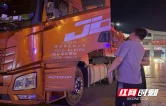 高速路上紧急救助 警察温暖护航司机健康