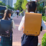 孩子最近反复念叨“不想上学”,怎么办?