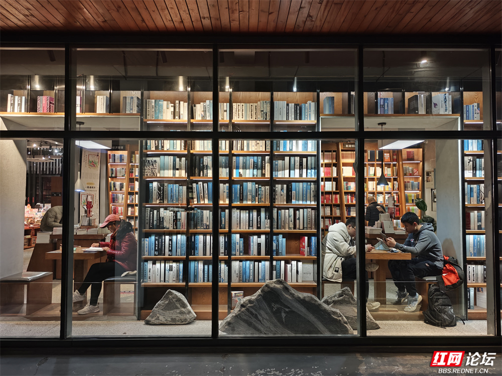 长沙湘府公园北侧的乐之书店·天心店里,读者正在阅读。 长沙湘府公园北侧的乐之书店·天心店里,读者正在阅读。