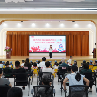 “福暖开学路 公益伴童行”湘潭福彩走进社区为困境儿童送温暖