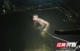 桃江县松木塘镇“88后”村干部雨夜纵身入塘清淤泄洪