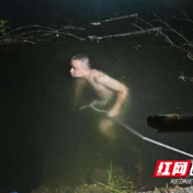桃江县松木塘镇“88后”村干部雨夜纵身入塘清淤泄洪