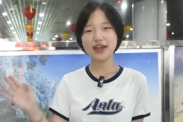 张家界14岁女孩用英语向八方宾客推介家乡美景