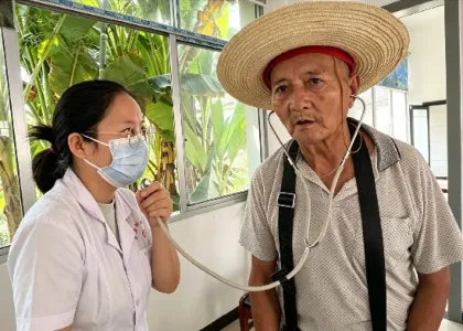 听诊器变“传声筒” 酷暑送药暖民心