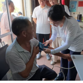 南华学子“三下乡”:调研把脉基层医疗,义诊传递医者温度