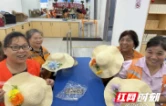 巧手制草帽清凉润人心 赫山区会龙山街道致敬高温下的城市守护者