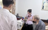 床边办卡 萌娃帮忙 这次换卡有点暖