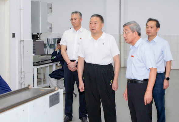 毛万春在长沙理工大学调研