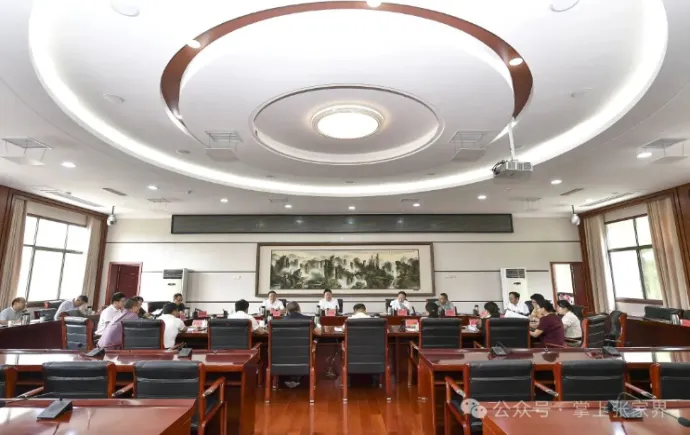 贺辉主持召开“两代表一委员”座谈会 征求对市第九次党代会报告的意见建议