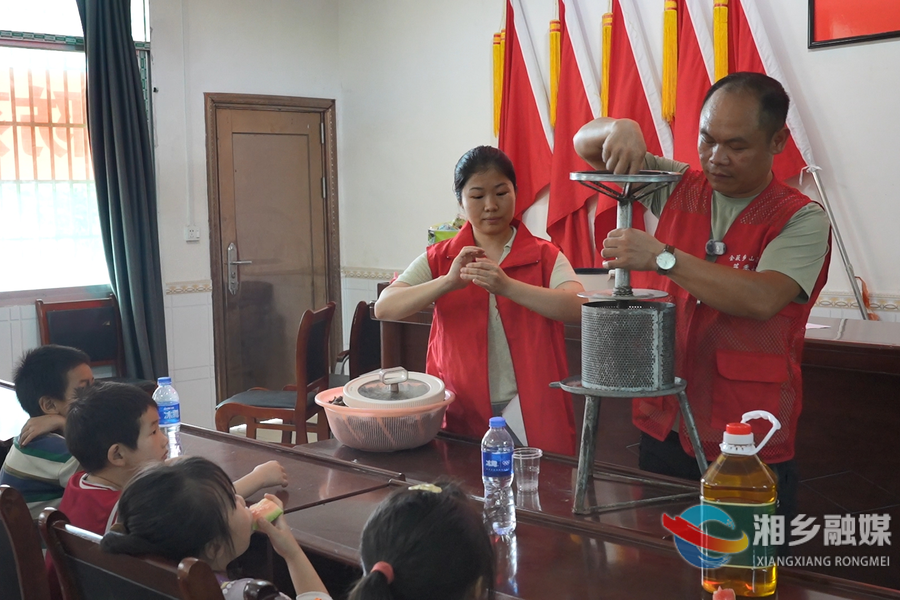湘乡市金薮乡：茶山研学探奥秘 趣味实验润童心