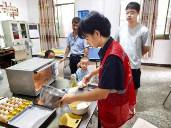 祁阳市梅溪镇中心书屋开展烘焙公益教学活动