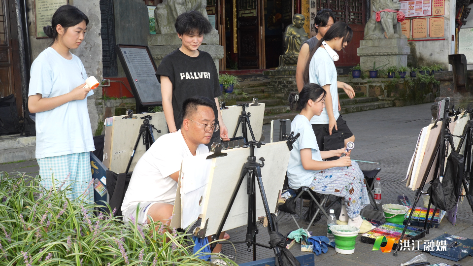 “流动画室”进古巷 黔阳古城迎来写生研学热潮