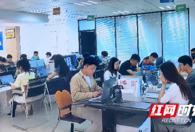 省级大学生创业孵化基地！英维创新西中心为大学生打造创业梦工厂