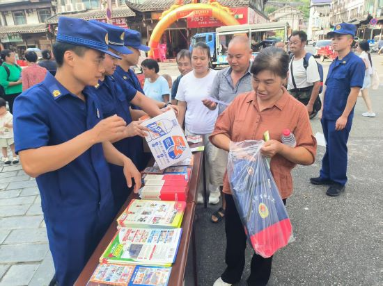 张家界:教字垭政府专职消防救援站开展消防“赶大集” 主题宣传活动