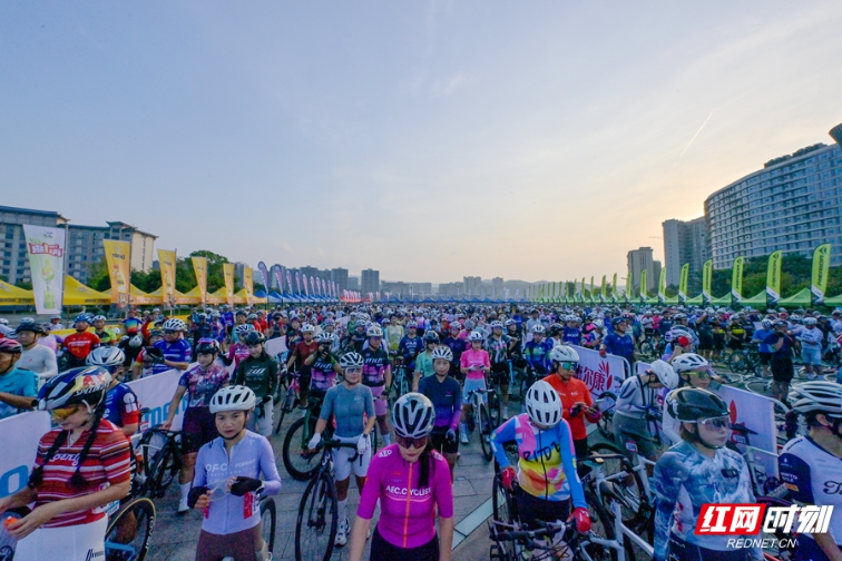 超燃！2026天门山自行车嘉年华启幕 1500余名选手齐聚张家界“竞技”