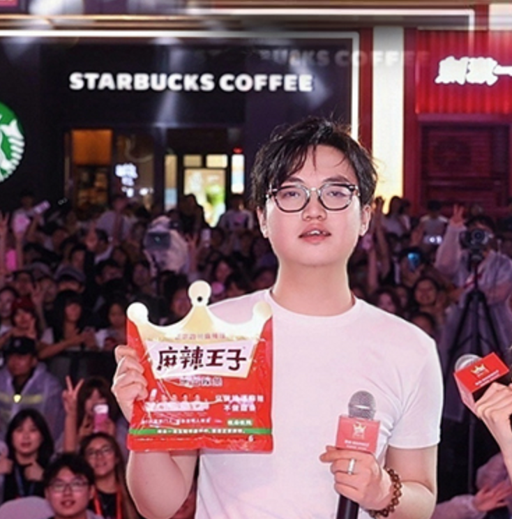跨界狂欢!电竞明星选手郑永康变身辣条体验官,和粉丝现场同台对战