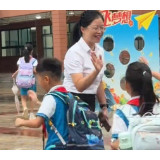 视频 | 这一扑一抱 是最暖的开学礼